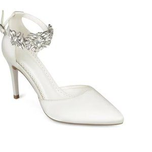 Journee Collection Loxley Pump (White): Size 7.5